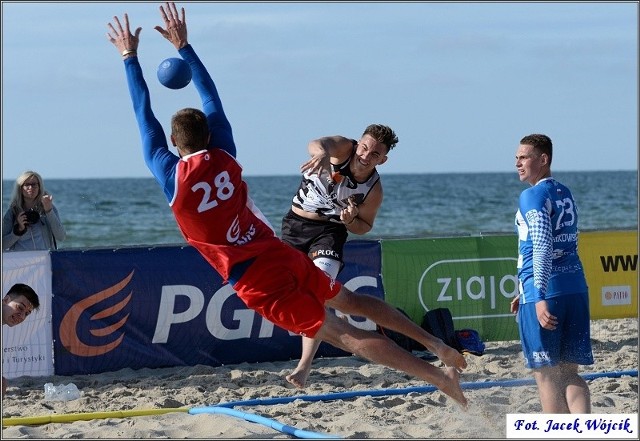 Na plaży w Mielnie pokazowy mecz rozegrała reprezentacja Polski w plażowe piłce ręcznej. Zobacz także Gwardia Koszalin - Sandra SPA Pogoń Szczecin 27:39