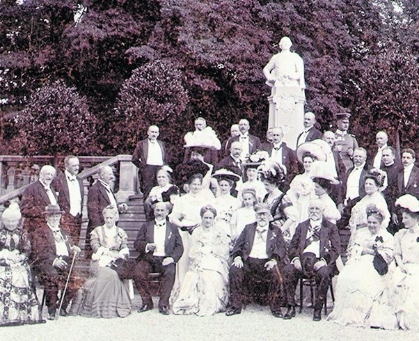 Rodzina Ballestremów pod pomnikiem Giovanniego B. Angelo von Ballestrem w Pławniowicach: w środku  hr. Franciszek II z żoną Jadwigą
