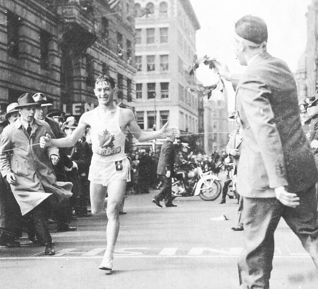 Tym rekordem pochwalić może się Maraton Bostoński organizowany od 1897 roku. Bieg ten odbywa się zawsze w Dzień Patriotów, przypadający na 3. poniedziałek kwietnia. Na zdjęciu Gérard Côté wygrywający Bostoński Maraton w 1940 roku.
