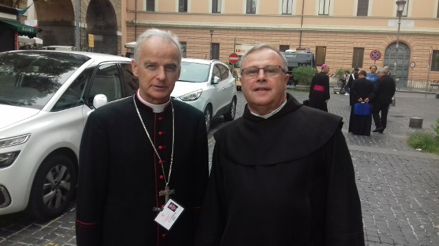 Biskup Marian Florczyk (z lewej) i ojciec Szczepan Praśkiewicz w Rzymie, podczas przerwy w obradach Synodu.
