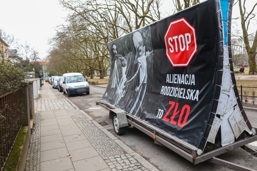 Kontrowersyjny billboard przy Jasnych Błoniach w Szczecinie. To symbol rodzinnych dramatów, a chodzi o los dziecka po rozwodzie rodziców