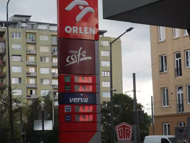 Drugi rok z rzędu podczas wakacji Polski Koncern Naftowy Orlen zdecydował się na wprowadzenie obniżki cen paliw. Kto i na jakich zasadach zapłaci taniej?