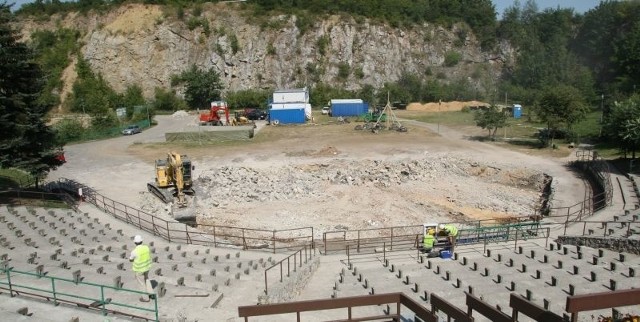 Nie ma już śladu po starej scenie amfiteatru na kieleckiej Kadzielni.