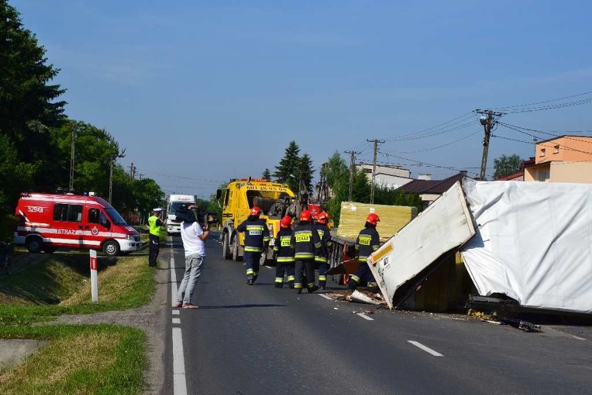 Nowe Brzesko: Kierowca ciężarówki staranował przystanek [ZDJĘCIA, WIDEO]
