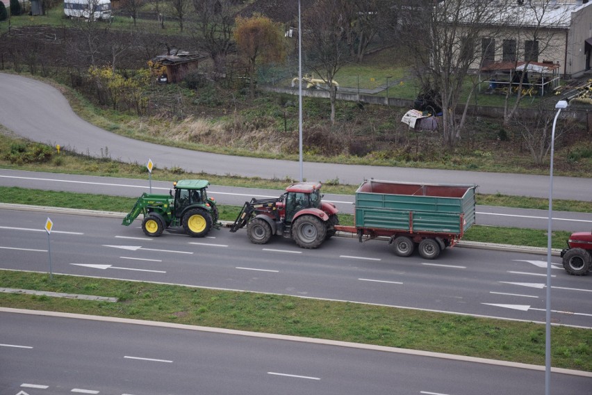 Protest rolników w Przemyślu. Kolumna traktorów na al....