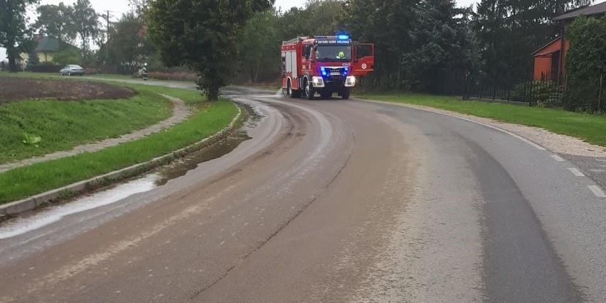 Strażacy z OSP Kijewo Królewskie usuwali błoto na jezdni w...