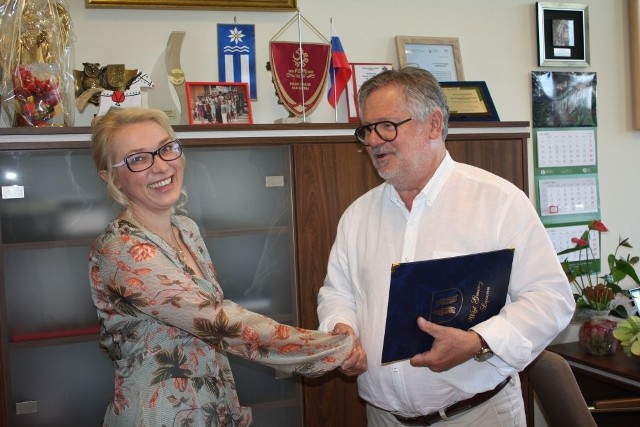 Jolanta Żaczek odebrała z rąk wójta Romualda Kowalińskiego nominację na stanowisko dyrektora Zespołu Szkolno - Przedszkolnego w Łącznej.