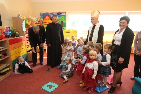 Biskup Kazimierz Gurda w szkole w Cedzynie