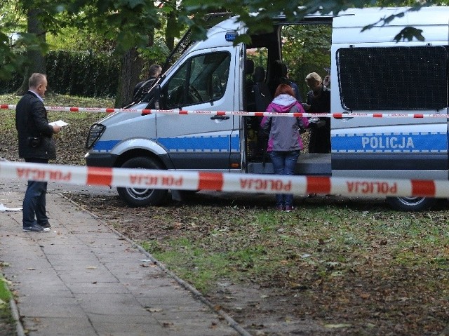W poniedziałkowe popołudnie jedna z alejek parku w centrum Kielc stała się sceną krwawego ataku. Po zajściu na miejscu dramatu pracowali policyjni technicy