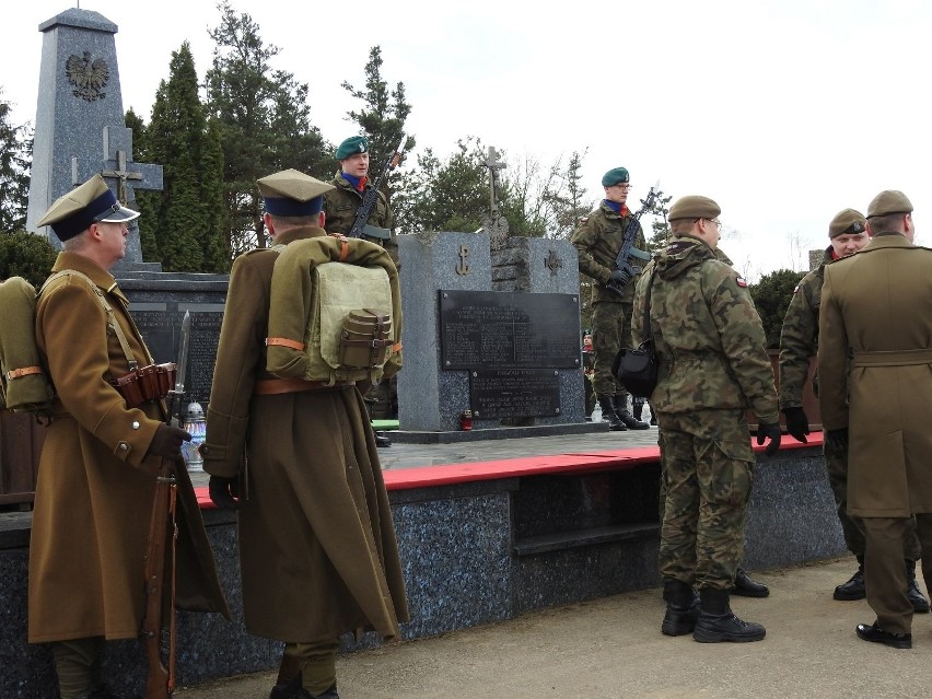 Andrzejewo/Szumowo: Żołnierze spoczęli z towarzyszami broni (zdjęcia)