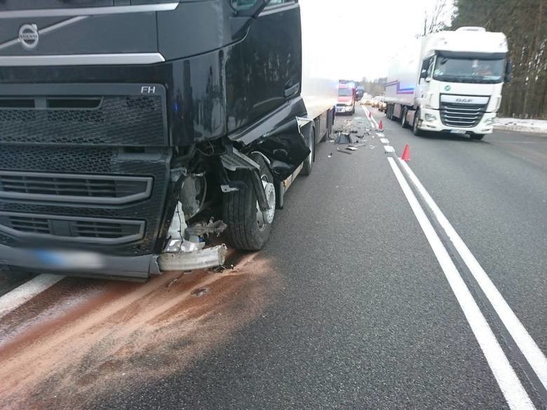 Ostrówek. Wypadek na DK 8. Zderzenie Tira z mercedesem [ZDJĘCIA]