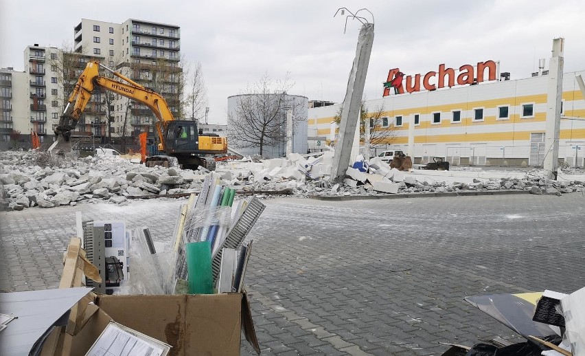 Kraków. Trwa wyburzanie sklepu i serwisu samochodowego przy ul. Bora Komorowskiego [ZDJĘCIA]