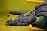 Kłopoty ze szczepieniami w Dąbrowie Górniczej. Cztery przychodnie zrezygnowały ze szczepienia dąbrowian. Brakuje miejsc dla seniorów 80 plus