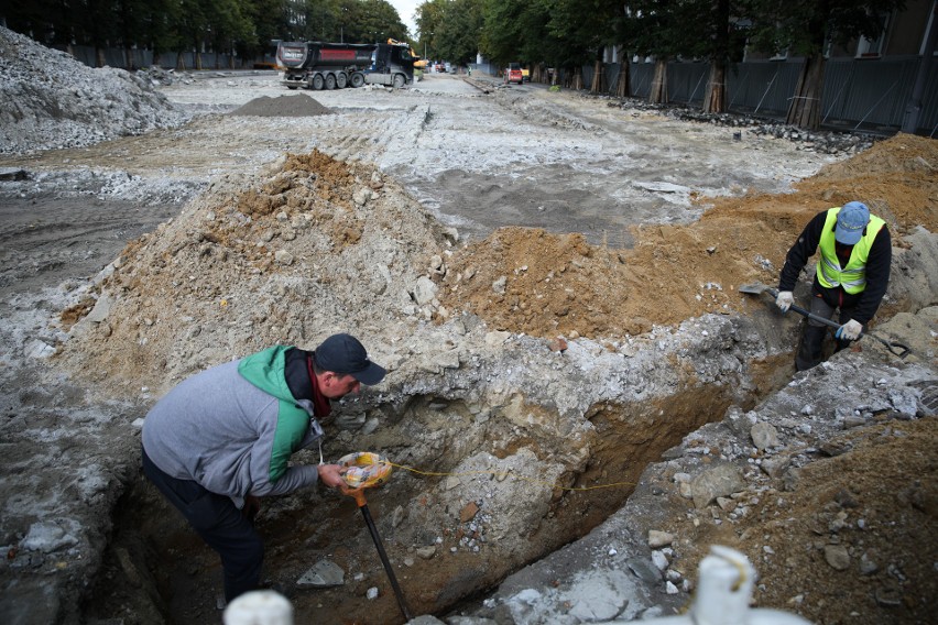 Kraków. Rozkopali aleję Róż. Co z zerwanymi płytami i postumentami?