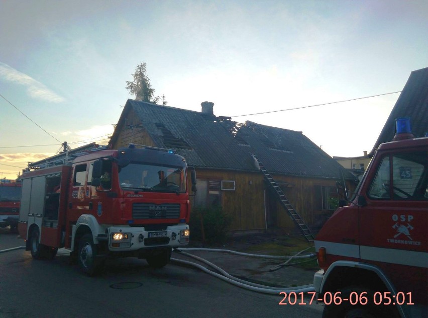 Pożar domu w Ciechanowcu. Ochroniarze uratowali mężczyznę.