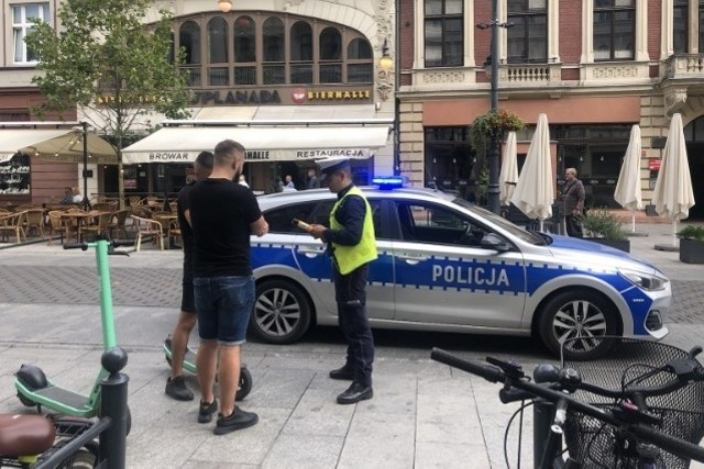 Policjanci z łódzkiej drogówki  i z Wydziału Prewencji Komendy Miejskiej Policji  sprawdzili, czy łodzianie jeżdżą po ul. Piotrkowskiej na rowerach, hulajnogach zgodnie z przepisami.