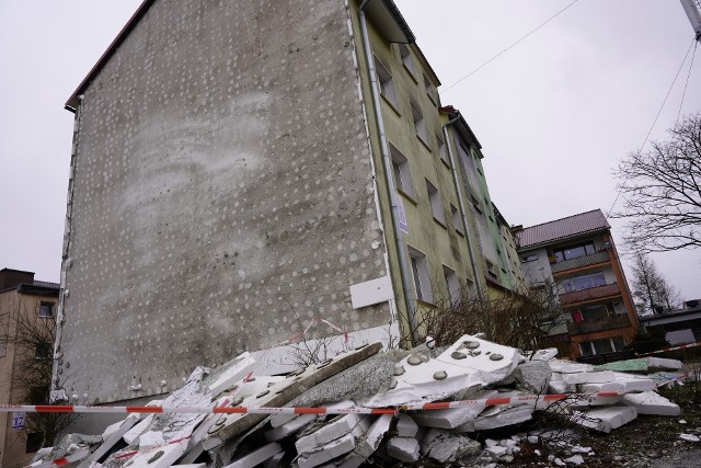 Zerwana przez wiatr elewacja z bloku nr 18 na Osiedlu Niepodległości w Miastku.