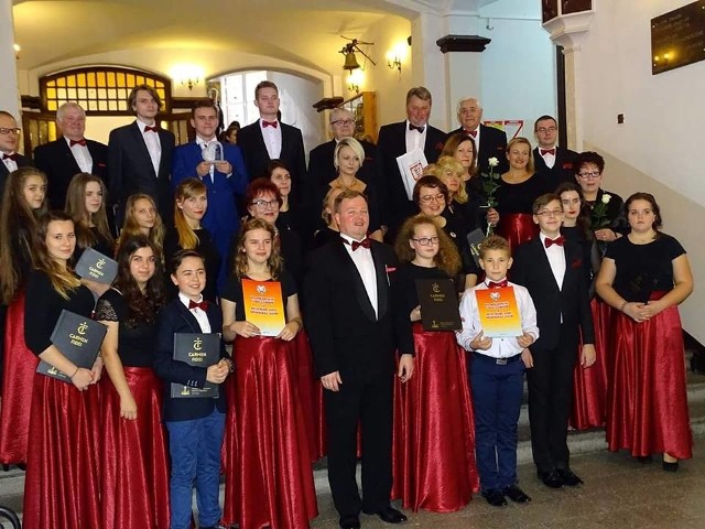 Część Chóru Młodzieżowego Carmen Fidei Parafii Krzyża Świętego w Łomży pod dyrekcją Michała Rajewskiego - zdobył Brązowe Pasmo.