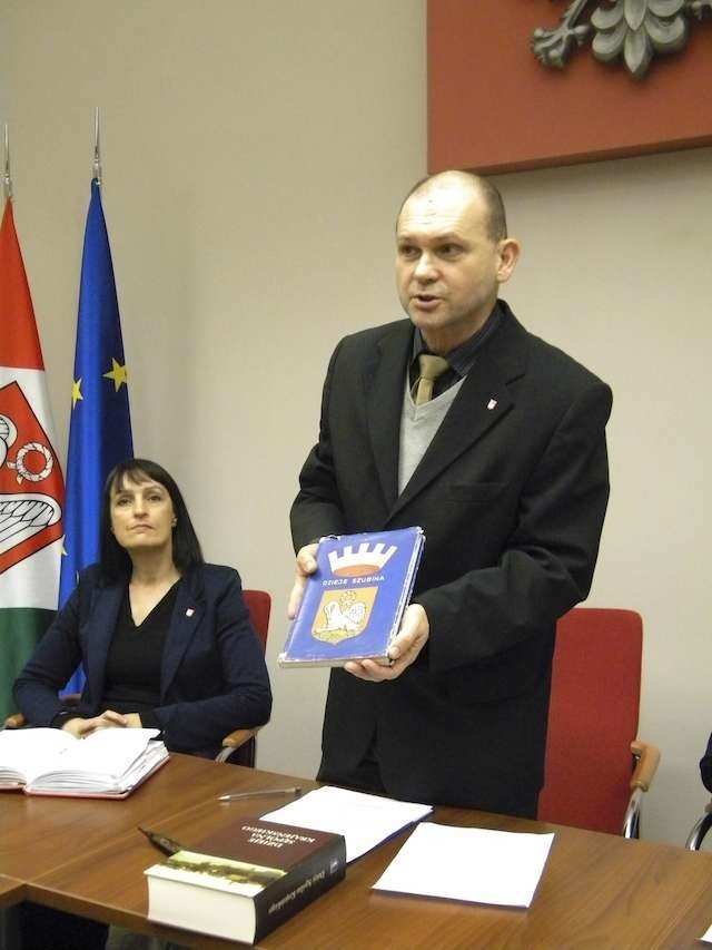Mirosław Rzeszowski pokazuje monografię Szubina wydaną w minionym ustroju, wspólnie z Kamilą Czechowską rozpoczęli pracę nad nowym, obszernym tomem