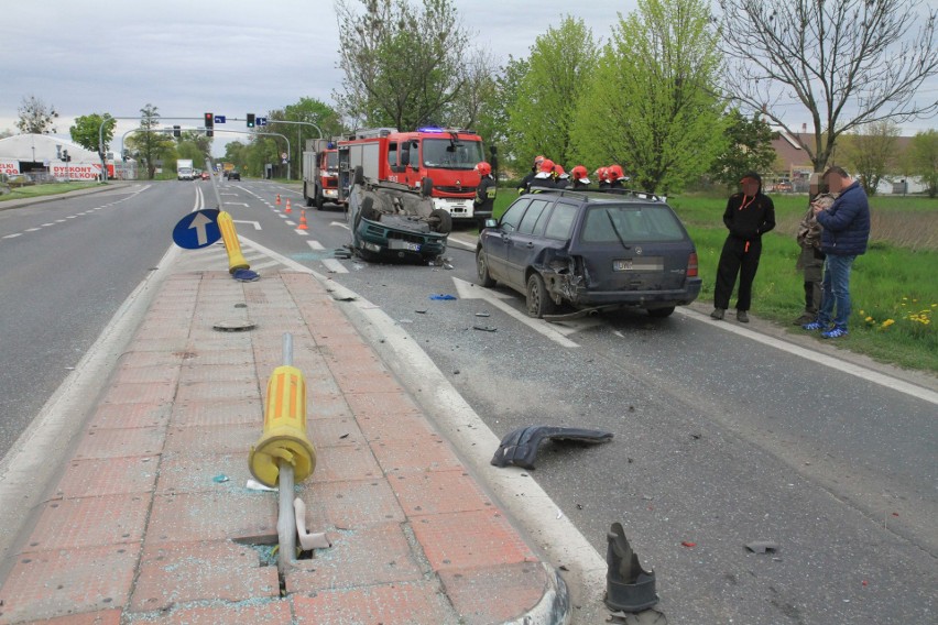 Wypadek w Siechnicach. Jeden samochód dachował