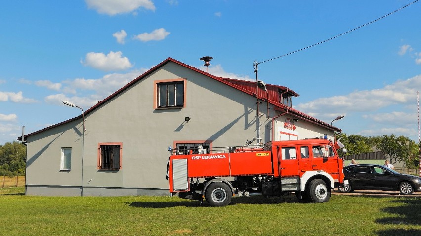 Przekazanie wozu strażackiego dla druhów z Łękawicy w gminie Grabów nad Pilicą