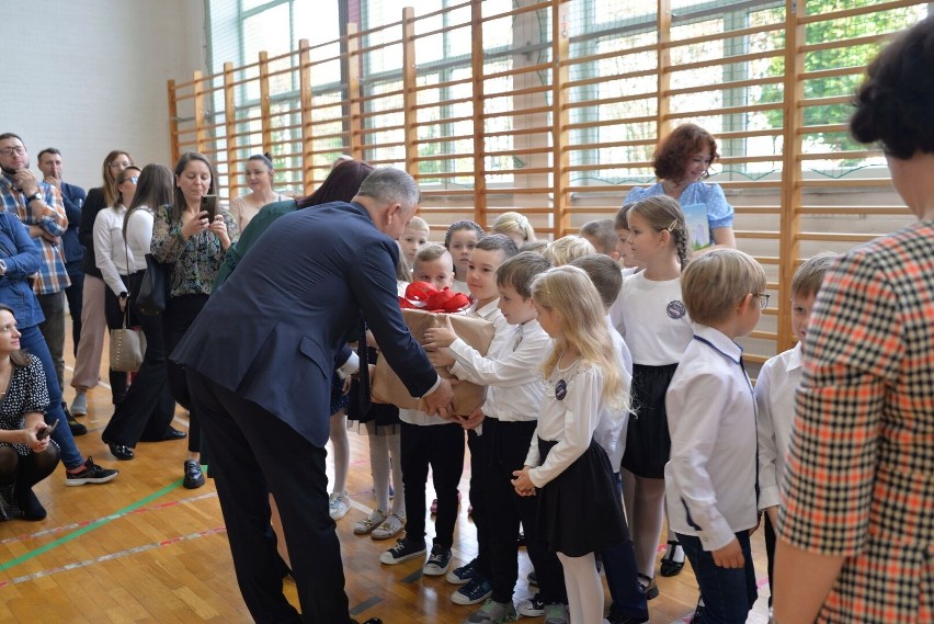 Upominki uczniom wręczał burmistrz Połańca Jacek Nowak
