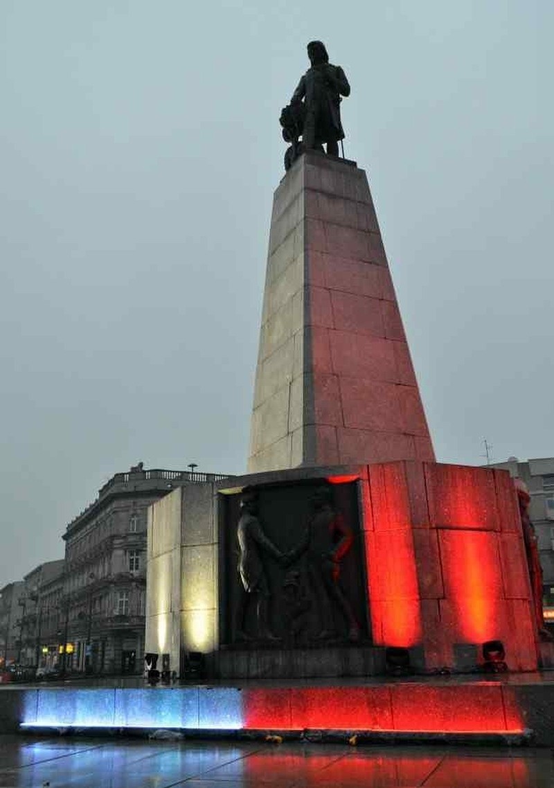 Gra miejska i iluminacja pomnika Kościuszki w Dniu Flagi [FILM, zdjęcia]