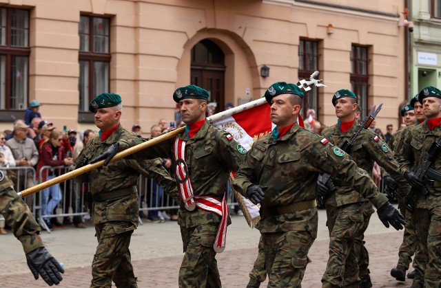 Na Rynku Staromiejskim z okazji 3 maja zorganizowano wojskowe uroczystości. Wydarzenie poprzedziła Msza Święta pod przewodnictwem Biskupa Diecezji Toruńskiej. Uroczystość wojskowa z okazji Święta Konstytucji na Rynku Staromiejskim przyciągnęła tłumy mieszkańców oraz turystów.