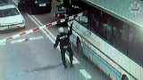 Policjant zapobiegł katastrofie na przejeździe kolejowym. Autobus wiózł dzieci (wideo)