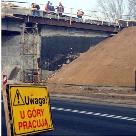 Pod wiaduktem, od strony Poznania przyczółek jest już gotowy. Główne roboty prowadzone są teraz na samym wiadukcie oraz na dojazdach. W minioną niedzielę drogowcy pracowali do godzin popołudniowych.