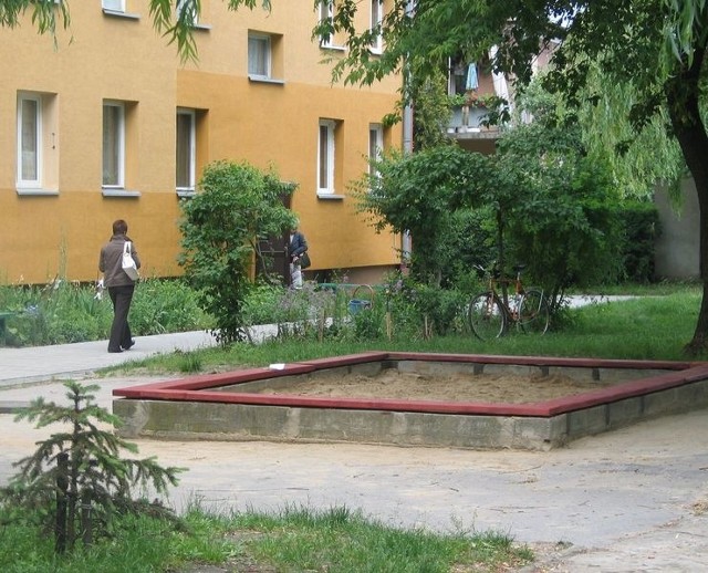 Sierpniowa kontrola tarnobrzeskich piaskownic wykazała, że rodzice maluchów nie muszą obawiać się bakterii w piasku, gdyż takich nie stwierdzono.