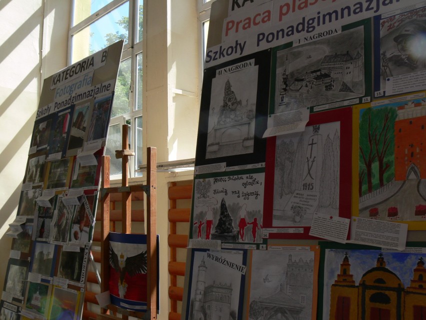 Uroczyste podsumowanie konkursu "Bohaterom Sandomierszczyzny w stulecie odzyskania przez Polskę niepodległości" w sandomierskiej budowlance 