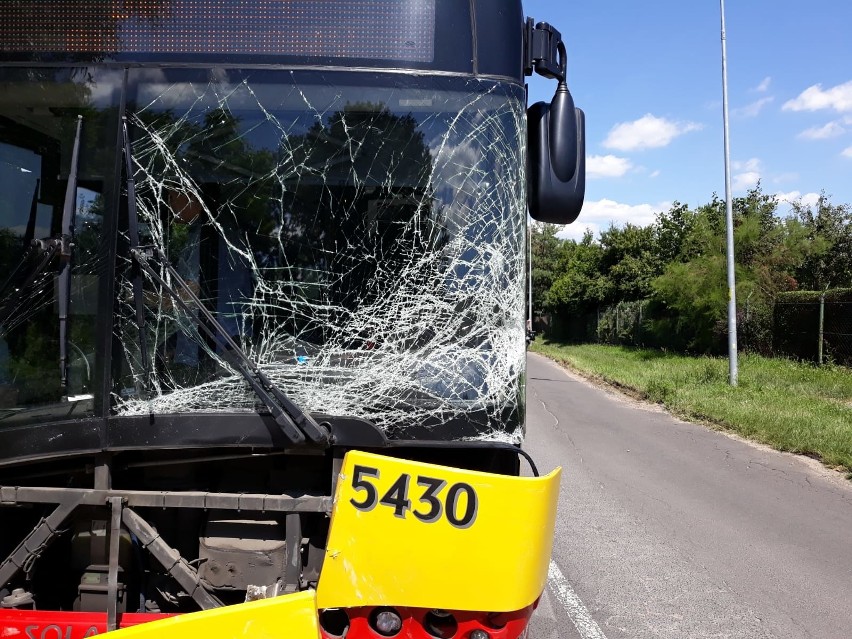 Czołowe zderzenie autobusu MPK z toyotą yaris