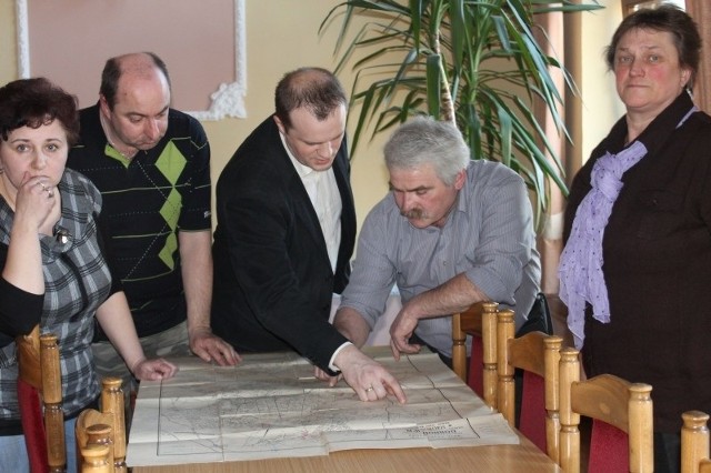 Mieszkańcy Kocur, Rzędowic, a także sąsiedniej Klekotnej  razem z wiceburmistrzem Dobrodzienia Markiem Witkiem (na zdjęciu w środku) w urzędzie miejskim przeglądają stare mapy.