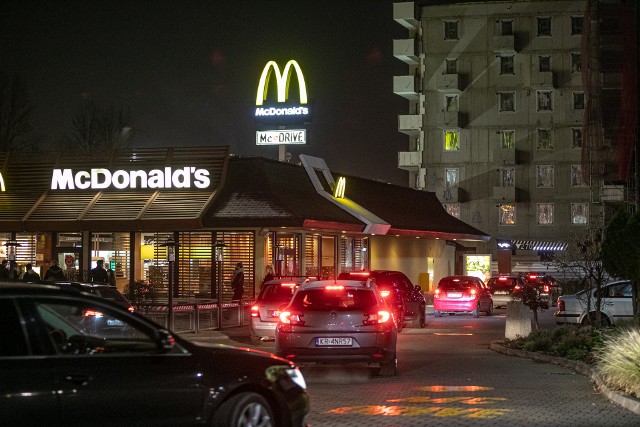 Przed restauracjami McDonald's utworzyły się kolejki samochodów