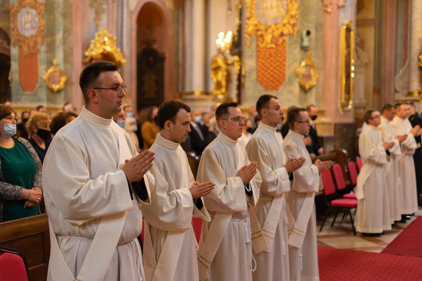 Nowi kapłani archidiecezji lubelskiej. W archikatedrze święcenia prezbiteratu przyjęło 9 diakonów. Zobacz