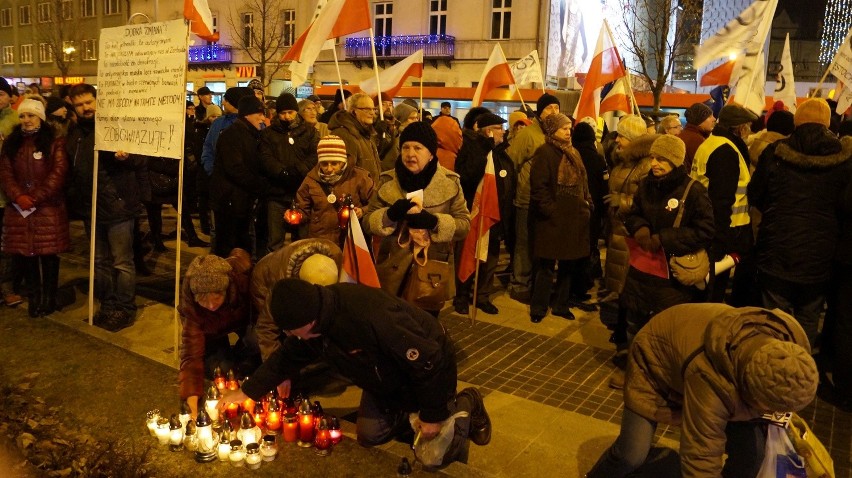 Demonstracja KOD w Częstochowie. "Demokracjo spoczywaj w...