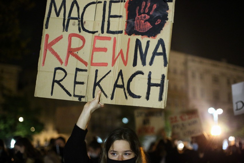 Polska wrze. Strajk Kobiet - tysiące Polaków wyszło na ulice! Emocje sięgają zenitu! Takich protestów nie było w naszym kraju od 30 lat