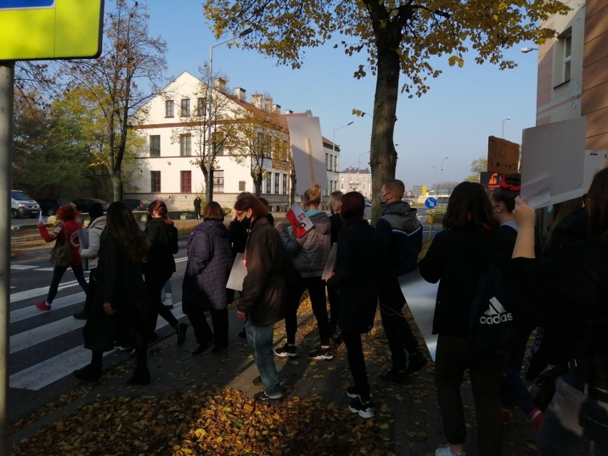 Protest w obronie kobiet w Ostrowcu Świętokrzyskim. Miasto zostało całkowicie zablokowane [ZDJĘCIA, ZAPIS TRANSMISJI]