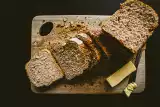 Chleb pełnoziarnisty i razowy - skutki jedzenia. Te osoby nie powinny jeść chleba pełnoziarnistego