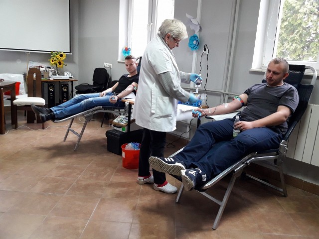 W zbiórce krwi w Wierzbicy brało udział wiele osób.