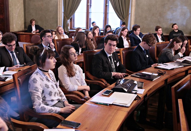 Licealiści-posłowie obradowali w Sali Obrad Rady Miasta Krakowa