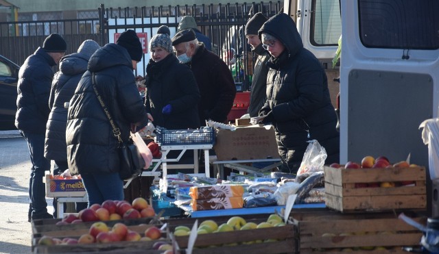 Kilka stopni mrozu nie odstraszyło handlujących i kupujących w sobotni poranek, 15 stycznia na miejskim targu w Szydłowcu. Największym zainteresowaniem cieszyły się tradycyjnie artykuły spożywcze, warzywa i owoce. Zobacz zdjęcia&gt;&gt;&gt;