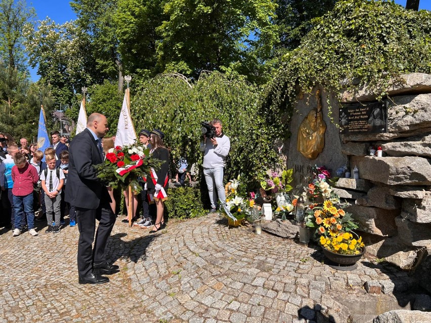 Wiązankę przed pomnikiem Jana Pawła II przy kościele składa...
