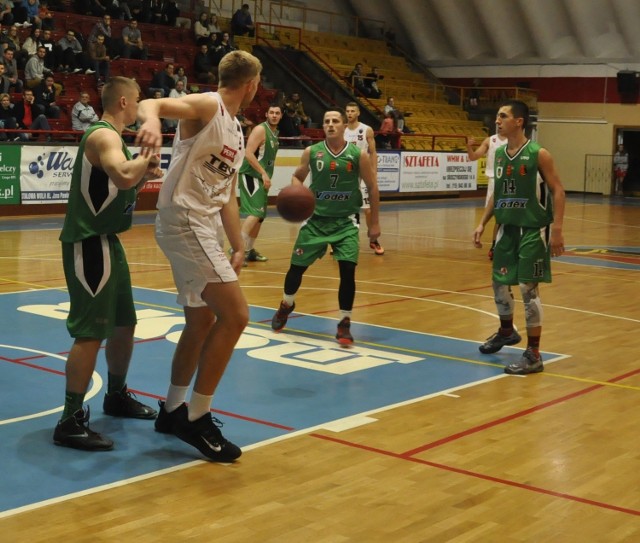 Koszykarze Stali Stalowa Wola (zielone stroje) wygrali na wyjeździe z KK Warszawa.