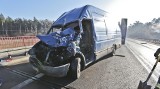 Wypadek na „starej trójce” koło Kalska. Bus zderzył się z ciężarówką [ZDJĘCIA]