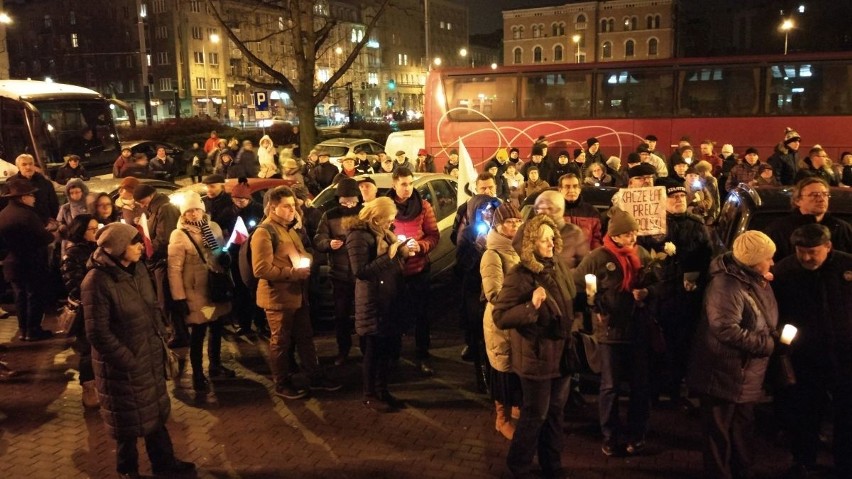 Protest w Łodzi pod sądem na placu Dąbrowskiego. Organizatorem manifestacji był KOD [zdjęcia]