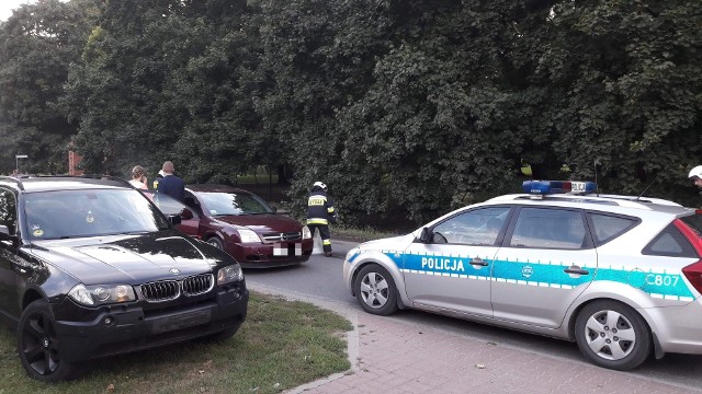 W sobotę (15 września) w miejscowości Lipie w pobliżu Gniewkowa doszło do wypadku, w którym brały udział cztery auta. Wszystkie należały do gości weselnych pary młodej.- Do zdarzenia doszło po godzinie 17.00. Z informacji policjantów z Gniewkowa, którzy przybyli na miejsce wynika, że kierowca samochodu marki BMW nie zachował ostrożności i odpowiedniego odstępu od poprzedzającego auta i w nie uderzył. Uderzone auto z kolei wjechało w następne i tak dalej. Łącznie w kolizji udział wzięły cztery samochody. Nikomu nic się nie stało, kierowca bmw był trzeźwy, został ukarany mandatem i punktami - przekazała nam asp. sztab. Izabella Drobniecka, rzecznik prasowy KPP w Inowrocławiu.O krok od wielkiej tragedii! Cudem uniknęli śmierci! [wideo - program Stop Agresji Drogowej]