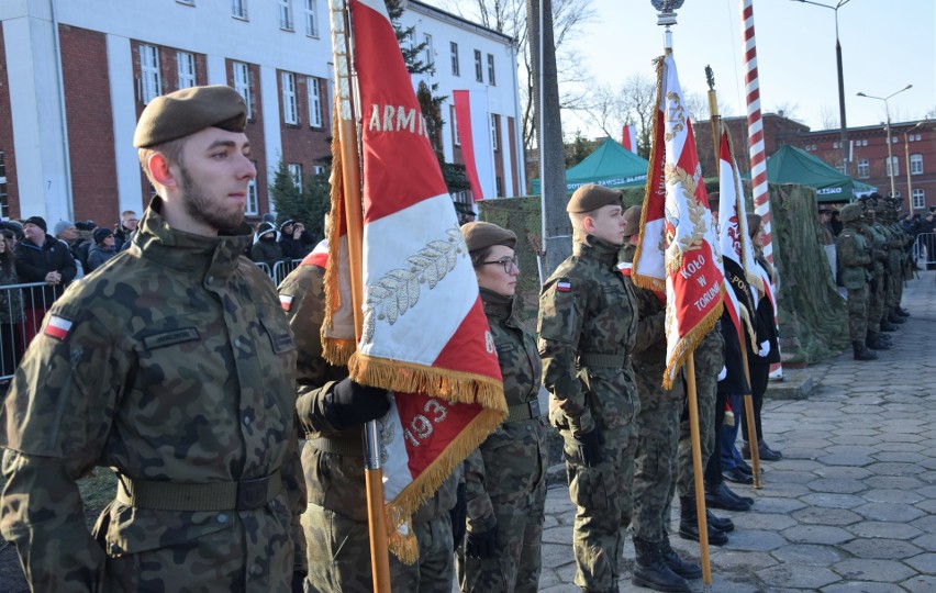 Uroczystą przysięgę w koszarach 2 Pułku Inżynieryjnego w...