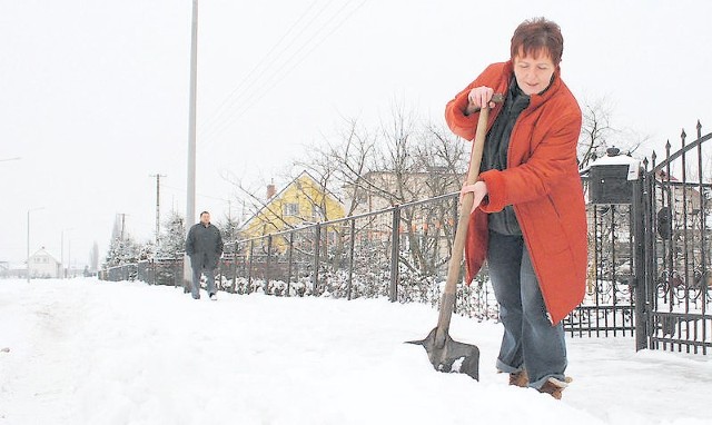 Maria Tadajewska była załamana ilością śniegu zalegającego na ul. Topolowej. Wczoraj, po raz pierwszy tej zimy, przejechał tam pług.